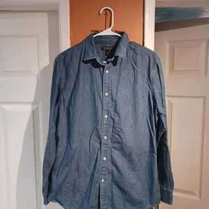 Banana Republic Men's Soft Wash Slim Fit Long Sleeve Denim Shirt. Size L